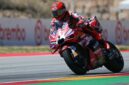 Marc Marquez merebut podium utama Sprint Race MotoGP Mandalika 2026 setelah insiden tikungan awal, unggul atas rival ketatnya di sirkuit kebanggaan.(poto: kompas.com).
