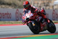 Marc Marquez merebut podium utama Sprint Race MotoGP Mandalika 2026 setelah insiden tikungan awal, unggul atas rival ketatnya di sirkuit kebanggaan.(poto: kompas.com).