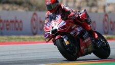 Marc Marquez merebut podium utama Sprint Race MotoGP Mandalika 2026 setelah insiden tikungan awal, unggul atas rival ketatnya di sirkuit kebanggaan.(poto: kompas.com).