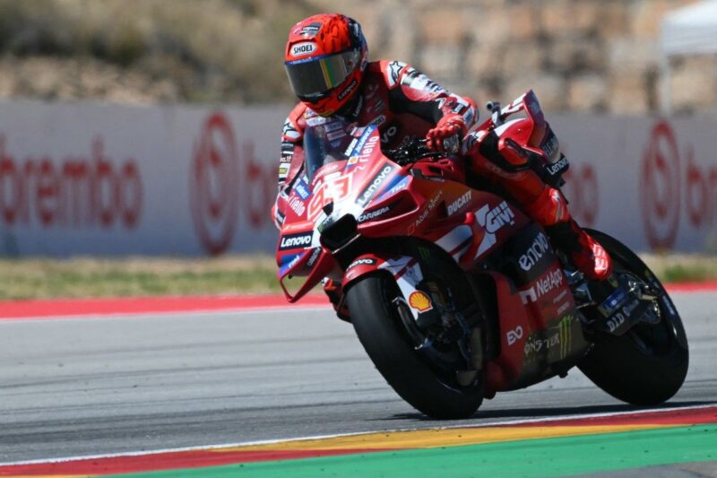 Marc Marquez merebut podium utama Sprint Race MotoGP Mandalika 2026 setelah insiden tikungan awal, unggul atas rival ketatnya di sirkuit kebanggaan.(poto: kompas.com).