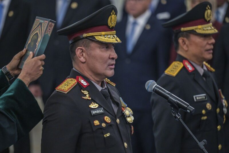 Presiden Prabowo Subianto resmi mengganti posisi pucuk Korps Bhayangkara dari Jenderal Polisi Listyo Sigit Prabowo kepada Jenderal Polisi Suyudi Ario Seto.(poto: kompas.com).