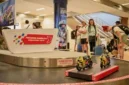 Pengelola Bandara Internasional Lombok menyulap area terminal kedatangan dengan dekorasi lintasan sirkuit jelang perhelatan MotoGP Mandalika Lombok 2026.(poto: tvonenews.com).