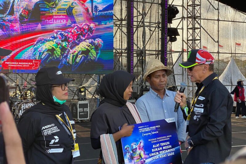 PT Pertamina (Persero) menyalurkan bantuan alat tenun Pertamina untuk mempercepat pemulihan ekonomi masyarakat Desa Adat Sade, Kabupaten Lombok Tengah, Nusa Tenggara Barat.(poto: kompas.com).