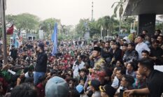 Aksi Demo di Samarinda Memanas Usai Gestur Gubernur Kaltim