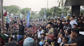 Mahasiswa GERAM Kaltim kecewa atas respons Gubernur Rudy Mas'ud saat temui massa aksi di Samarinda, Rabu (21/10/2026).(poto: kompas.com).