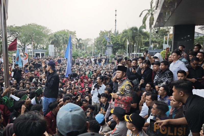Mahasiswa GERAM Kaltim kecewa atas respons Gubernur Rudy Mas'ud saat temui massa aksi di Samarinda, Rabu (21/10/2026).(poto: kompas.com).