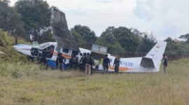 Pesawat Asian One Air seri PK LTF mengalami kecelakaan tunggal saat mendarat di Bandara Bilorai, Kabupaten Intan Jaya, Papua Tengah, Sabtu (24/10/2026) pagi.(poto: kompas.com).