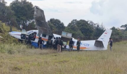 Pesawat Asian One Air tergelincir di Bandara Bilorai Papua Tengah akibat ban lepas. Sembilan orang selamat dan satu luka lecet.