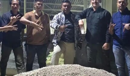 TNI membongkar pabrik pupuk palsu di Cipatat, Bandung Barat. Pelaku meracik kapur dan garam jadi NPK dengan kapasitas 5 ton per hari.