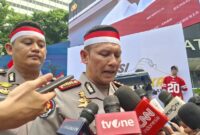 Kabid Humas Polda Metro Jaya Kombes Pol Budi Hermanto menggelar konferensi pers di depan Pos Polisi Bundaran HI, Kamis (29/10/2026).(poto: kompas.com).