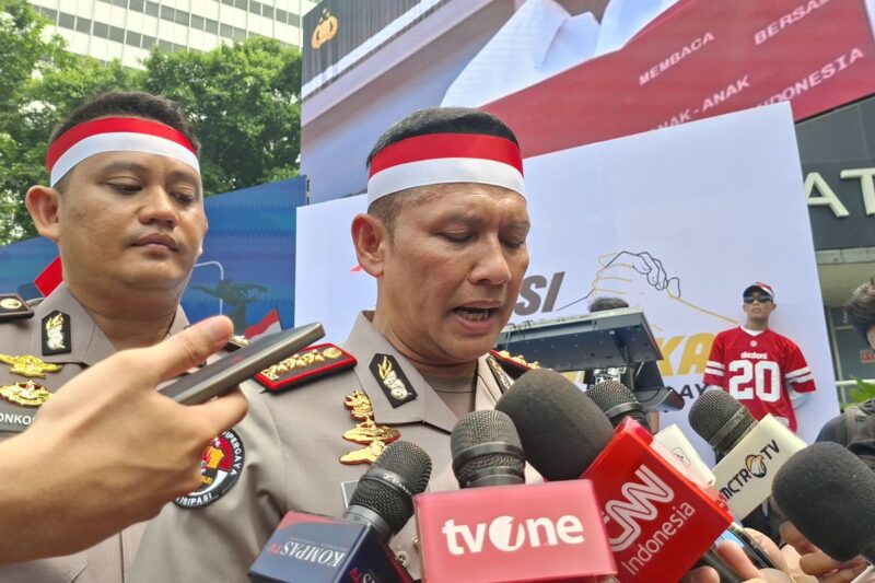 Kabid Humas Polda Metro Jaya Kombes Pol Budi Hermanto menggelar konferensi pers di depan Pos Polisi Bundaran HI, Kamis (29/10/2026).(poto: kompas.com).