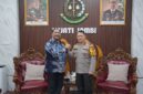 Kepala Kejaksaan Tinggi Jambi Sugeng Hariadi menyambut langsung kedatangan Kepala Kepolisian Daerah Jambi Irjen Pol Widodo di ruang kerjanya pada Jumat (23/10/2026).(poto: jamberita.com).