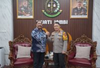 Kepala Kejaksaan Tinggi Jambi Sugeng Hariadi menyambut langsung kedatangan Kepala Kepolisian Daerah Jambi Irjen Pol Widodo di ruang kerjanya pada Jumat (23/10/2026).(poto: jamberita.com).