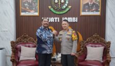 Kepala Kejaksaan Tinggi Jambi Sugeng Hariadi menyambut langsung kedatangan Kepala Kepolisian Daerah Jambi Irjen Pol Widodo di ruang kerjanya pada Jumat (23/10/2026).(poto: jamberita.com).