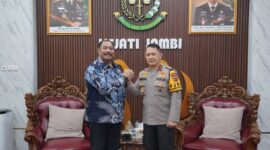 Kepala Kejaksaan Tinggi Jambi Sugeng Hariadi menyambut langsung kedatangan Kepala Kepolisian Daerah Jambi Irjen Pol Widodo di ruang kerjanya pada Jumat (23/10/2026).(poto: jamberita.com).