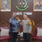 Kepala Kejaksaan Tinggi Jambi Sugeng Hariadi menyambut langsung kedatangan Kepala Kepolisian Daerah Jambi Irjen Pol Widodo di ruang kerjanya pada Jumat (23/10/2026).(poto: jamberita.com).