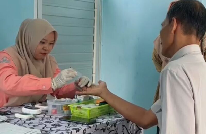 Calon jamaah haji tebo menjalani pemeriksaan kesehatan tahap pertama di sejumlah puskesmas di Tebo.(poto: jambiprima.com).