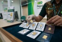 Ilustrasi Petugas melayani transaksi jual beli emas batangan Antam dan Galeri 24 di outlet Pegadaian, Jakarta.(poto: AI).