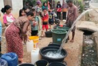 Warga mengantri untuk mendapatkan pasokan air bersih di Tabir kabupaten Merangin pada 21/10/2026).(poto: istimewa).