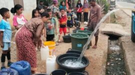 Warga mengantri untuk mendapatkan pasokan air bersih di Tabir kabupaten Merangin pada 21/10/2026).(poto: istimewa).