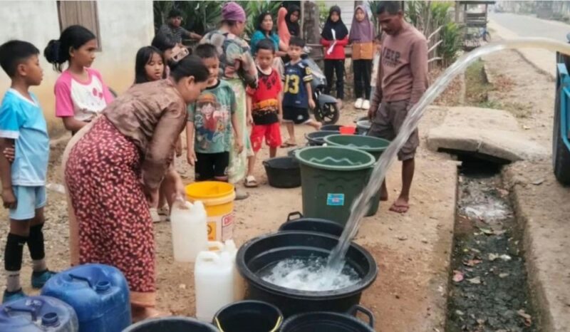 Warga mengantri untuk mendapatkan pasokan air bersih di Tabir kabupaten Merangin pada 21/10/2026).(poto: istimewa).