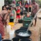 Warga mengantri untuk mendapatkan pasokan air bersih di Tabir kabupaten Merangin pada 21/10/2026).(poto: istimewa).