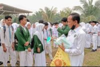 Pengurus daerah menyalurkan bantuan masker siswa madrasah secara langsung kepada civitas akademika Madrasah Aliyah Negeri (MAN) 1 Tebo pada Senin (19/10/2026).(poto: istimewa).