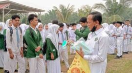 Pengurus daerah menyalurkan bantuan masker siswa madrasah secara langsung kepada civitas akademika Madrasah Aliyah Negeri (MAN) 1 Tebo pada Senin (19/10/2026).(poto: istimewa).