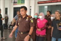 Nela mendatangi kantor kejaksaan bersama empat tersangka lain guna menjalani agenda pemeriksaan lanjutan pada Senin (12/10/2026).(poto: jambiprima.com).
