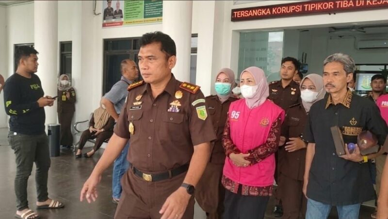 Nela mendatangi kantor kejaksaan bersama empat tersangka lain guna menjalani agenda pemeriksaan lanjutan pada Senin (12/10/2026).(poto: jambiprima.com).