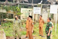 Wakil Bupati Batang Hari H. Bakhtiar memimpin langsung peninjauan lapangan bersama Dandim 0415/Jambi Letkol Inf. Putra Negara di Muara Tembesi pada Selasa (06/10/2026).(poto: jamberita.com).