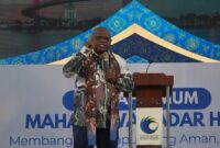 Menteri HAM Natalius Pigai serahkan KTP warga Suku Anak Dalam di Jambi.(poto: jambiprima.com).