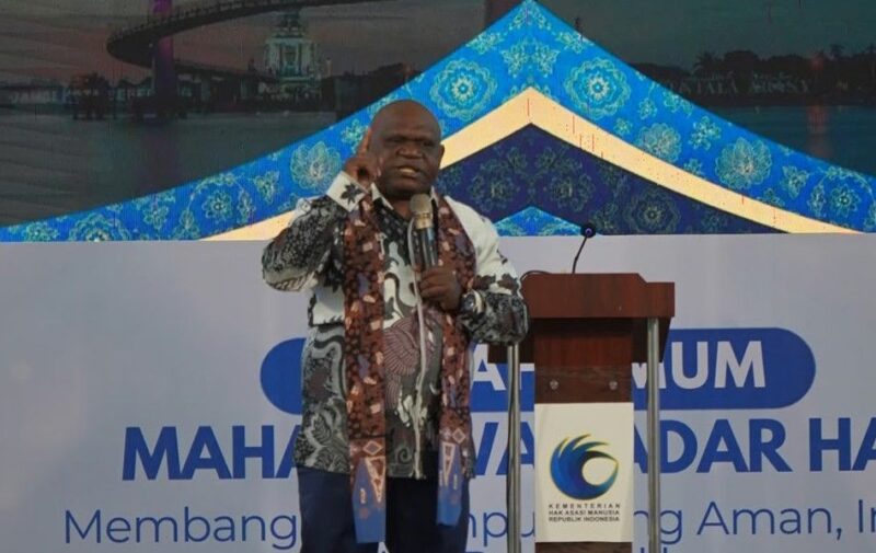 Menteri HAM Natalius Pigai serahkan KTP warga Suku Anak Dalam di Jambi.(poto: jambiprima.com).