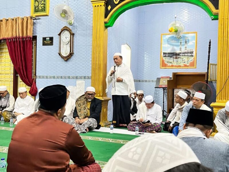 Gubernur Jambi Al Haris memimpin langsung agenda Safari Subuh Pemerintah Provinsi Jambi di Masjid Riyadul Jannah, Kelurahan Sijinjang, Kecamatan Jambi Timur, Kota Jambi, Jumat (30/10/2026).(poto: jamberita.com).