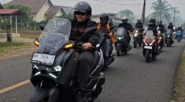 Bupati M. Syukur memimpin langsung rombongan pejabat daerah menembus jalan raya menuju pelosok desa dengan mengendarai skuter matik bongsor Yamaha X-Max.(poto: kominfo).