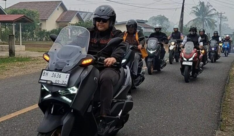 Bupati M. Syukur memimpin langsung rombongan pejabat daerah menembus jalan raya menuju pelosok desa dengan mengendarai skuter matik bongsor Yamaha X-Max.(poto: kominfo).