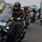 Bupati M. Syukur memimpin langsung rombongan pejabat daerah menembus jalan raya menuju pelosok desa dengan mengendarai skuter matik bongsor Yamaha X-Max.(poto: kominfo).