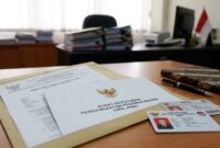 Ilustrasi Berkas SK pengangkatan dan kartu identitas pegawai di meja kerja instansi pemerintah terkait alih status PPPK ke PNS.(poto: jemarionline.com).