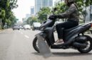 Ilustrasi: Pengendara motor matik menempatkan kaki tepat di dek pijakan demi menjaga keseimbangan dan keselamatan berkendara.(poto: AI).