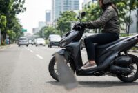 Ilustrasi: Pengendara motor matik menempatkan kaki tepat di dek pijakan demi menjaga keseimbangan dan keselamatan berkendara.(poto: AI).