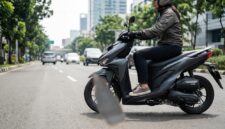 Ilustrasi: Pengendara motor matik menempatkan kaki tepat di dek pijakan demi menjaga keseimbangan dan keselamatan berkendara.(poto: AI).