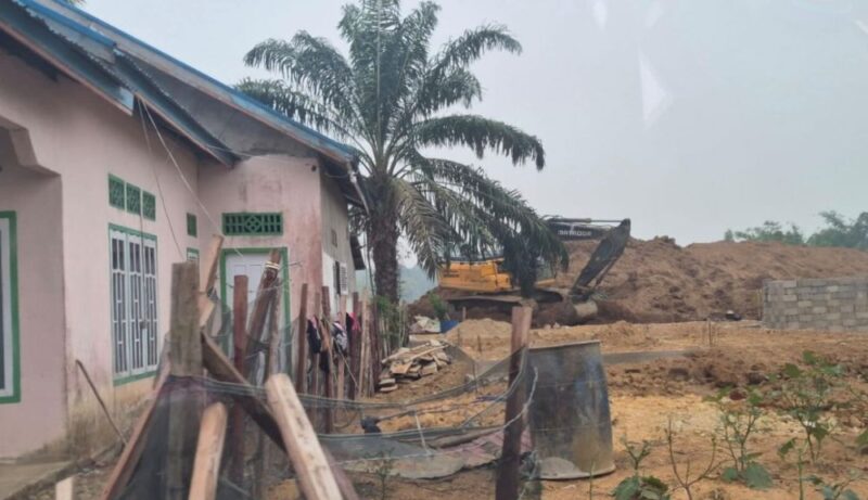 Satu unit alat berat merek Matador berwarna kuning terlihat beroperasi di Kampung Baru Sipin, Dusun Rantau Duku, Kecamatan Rantau Pandan, Kabupaten Bungo.(poto: Jambiprima.com).