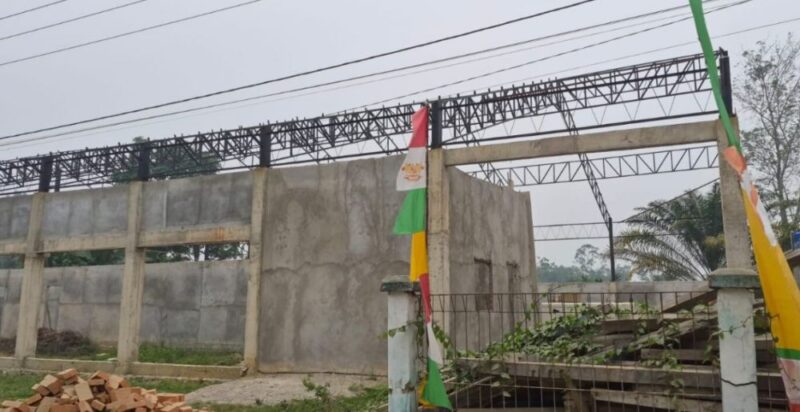 Kondisi pembangunan Gedung Koperasi Merah Putih (KMP) di Dusun Datar, Kecamatan Muko-Muko Bathin VII, Kabupaten Bungo, yang belum rampung meski telah berjalan hampir dua tahun.(poto: jambiprima.com).