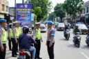 Petugas kepolisian didampingi Provos menggelar Operasi Patuh 2026 secara humanis di jalan raya.(ilustrasi poto: AI).