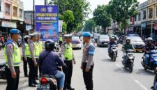 Petugas kepolisian didampingi Provos menggelar Operasi Patuh 2026 secara humanis di jalan raya.(ilustrasi poto: AI).