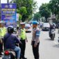 Petugas kepolisian didampingi Provos menggelar Operasi Patuh 2026 secara humanis di jalan raya.(ilustrasi poto: AI).