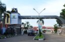 Gerbang masuk SMAN Titian Teras Abdurrahman Sayoeti Jambi, sekolah yang kini tengah disorot akibat kasus kekerasan siswa.(poto: istimewa).