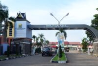 Gerbang masuk SMAN Titian Teras Abdurrahman Sayoeti Jambi, sekolah yang kini tengah disorot akibat kasus kekerasan siswa.(poto: istimewa).