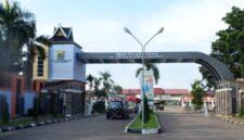 Gerbang masuk SMAN Titian Teras Abdurrahman Sayoeti Jambi, sekolah yang kini tengah disorot akibat kasus kekerasan siswa.(poto: istimewa).