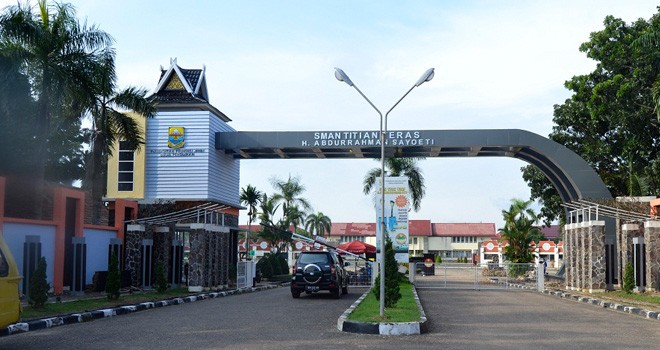 Gerbang masuk SMAN Titian Teras Abdurrahman Sayoeti Jambi, sekolah yang kini tengah disorot akibat kasus kekerasan siswa.(poto: istimewa).